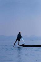 fiskare vid Inlesjön som arbetar på en fot