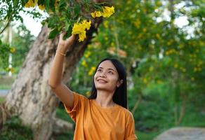 asiatisk kvinna turister ler glatt. foto