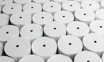 grupp av vita pappersrullar i industriell fabrik för lagring bakgrund. produktions- och tillverkningskoncept. 3d illustration rendering foto