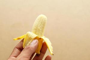 manlig hand som håller vit banan. färsk tropisk frukt foto