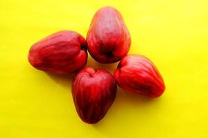 söt röd sötvatten guava på en gul bakgrund foto