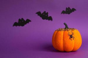 halloween bakgrunder av vita, orange och guld pumpor, spindlar och svarta fladdermöss på en lila bakgrund med spindelväv och fruktansvärda landskap. skräck och en skrämmande semester med kopieringsutrymme foto