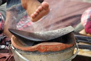 järn plog platta är på lera eld potten och suddig fot med ovan plog platta. förberedelseutrustning set för thaimassage i norrländsk stil. foto