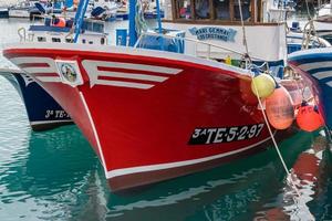 los christianos, teneriffa, spanien, 2015. fiskebåtar förtöjda i hamnen foto