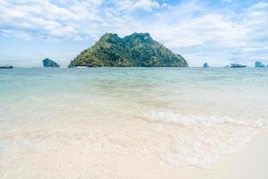 havslandskap och tropiska öar i krabi foto