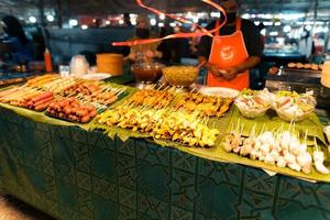 mat på en gatumarknad på kvällen i krabi foto