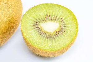 kiwifrukt isolerad på en vit bakgrund. foto