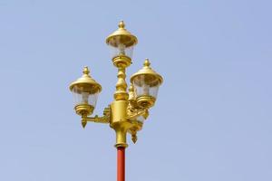 den klassiska metalllampan med blå himmel. foto