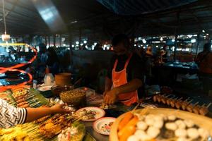 mat på en gatumarknad på kvällen i krabi foto