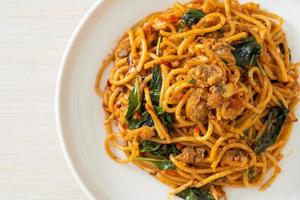 rör stekt spaghetti med musslor och chilipasta foto