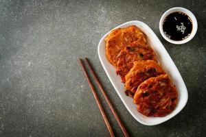 koreansk kimchipannkaka eller kimchijeon - stekt blandat ägg, kimchi och mjöl foto