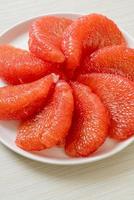 färsk röd pomelo frukt eller grapefrukt foto