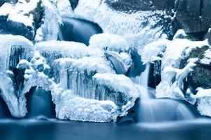 vattenfall på vintern foto