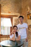 glada unga asiatiska par i brud och brudgum t-shirt foto