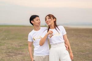 glada unga asiatiska par i brud och brudgum t-shirt foto
