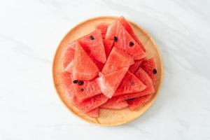 färsk vattenmelon skivad på plattan foto