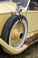 goodwood, west sussex, Storbritannien, 2012. reservhjul på en vintage gul rolls royce foto