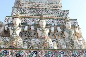 vita thailändska infödda konst vinkel statyer runt pagoden i wat arun tempel. gamla statyer runt basen av pagoden. wat arun är ett fornminne i thailand. foto