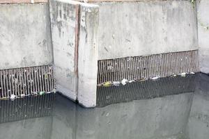 förorenad kanal i bangkok foto