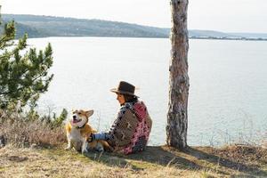 ung hipster kvinna resa med corgi hund foto