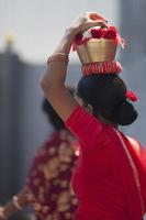 tamilsk hängiven under en religiös procession foto