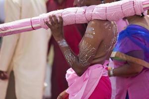 tamilsk hängiven under en religiös procession foto