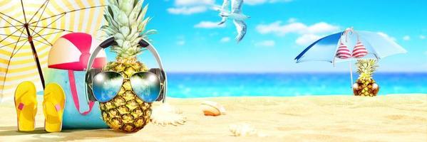 kreativ ananas med solglasögon på sommarbakgrund. foto