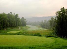 golfbana i dimmig morgon