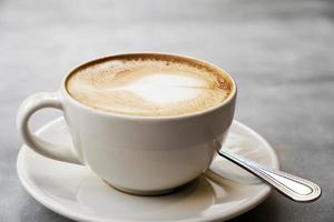 aromatiskt latte kaffe på marmorbordet foto
