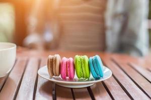 valentine macaroons med kaffe på träbord. tonad bild foto