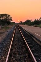 solnedgång över järnvägen foto