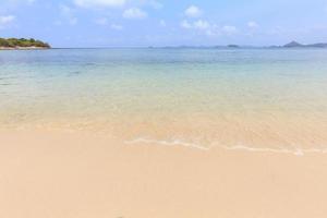 havsstrand med klart vatten på ön koh kham foto