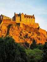 hdr edinburgh castle vid solnedgången foto