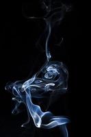 färgglad rök på svart bakgrund foto