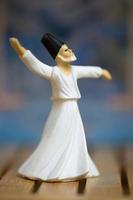makrofoto av en liten staty av en sufi som dansar samma dans foto