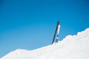 bild av skidor i sluttningen, på vinterorten foto