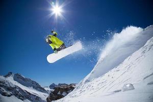 snowboardåkare i höga berg foto