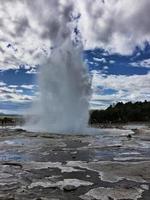 utsikt över en gejser på Island foto