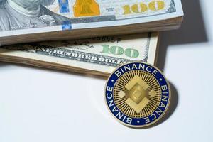 binance mynt bnb ingår med kryptovaluta mynt på stack hundra amerikanska dollar pengar amerikansk blockchain teknologi framtida pengar närbild och makro bakgrund foto