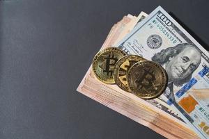 bitcoin btc ingår med all kryptovaluta mynt på stack 100 hundra nya amerikanska dollar pengar amerikanska virtuella blockchain-teknologi framtiden är pengar och ledigt utrymme att placera texten något foto