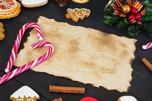 julgodis, ingefära kakor på trä bakgrund. jul bakgrund foto