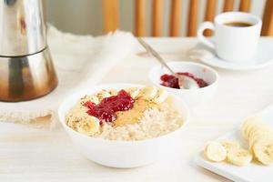 havregryn, stor skål med välsmakande hälsosam gröt till frukost, morgonmåltid foto