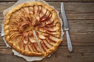 äppelpaj, galette med en frukt, söta bakverk på gamla rustika träbord, kopieringsutrymme foto