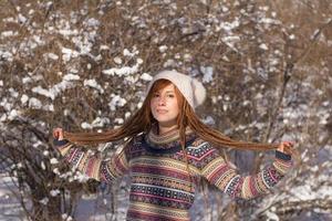 porträtt av vacker ung kvinna i vinterparken foto