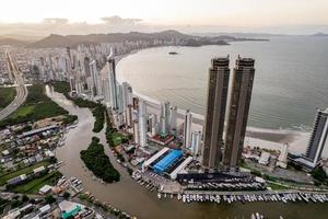 antenn av balneario camboriu, santa catarina, Brasilien vid solnedgången. foto