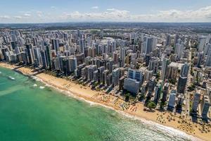 Flygfoto över boa viagem-stranden i recife, huvudstad i pernambuco, Brasilien. foto