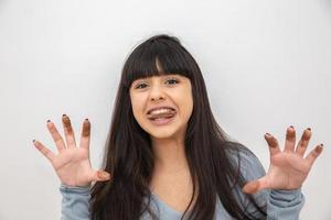 koncept - härlig leende tonårsflicka som äter choklad - imagem foto