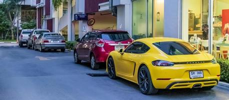 bangkok, thailand, 2018-gul porsche parkerad på gatan foto