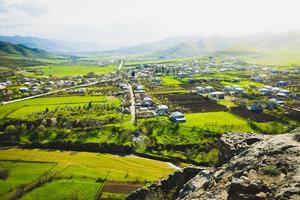 Flygfoto georgien land sydöstra landsbygden på våren med traditionella hus och natur omgiven av berg foto