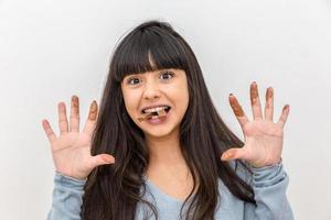 koncept - härlig leende tonårsflicka som äter choklad - imagem foto